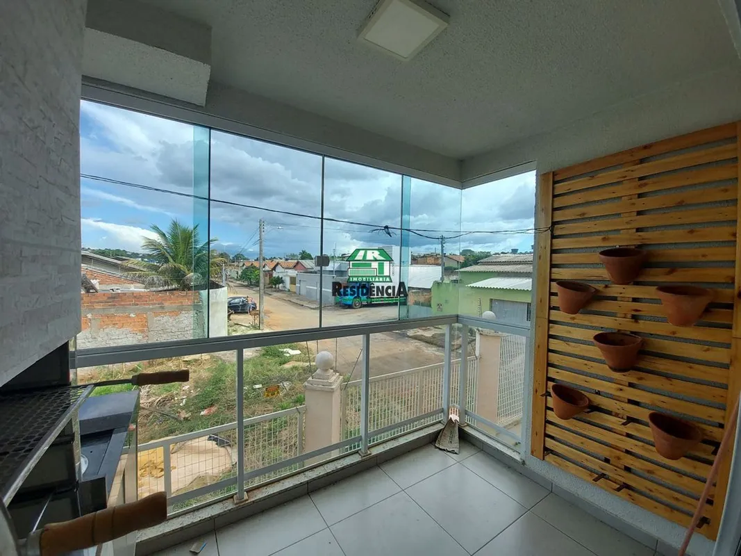 Apartamento contendo: 02 quartos com armários planejados, hall de circulação, ba...