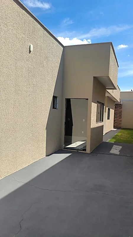 Casa com 3 quartos sendo 1 suíte e banheiro social , sala ,projeto de iluminação...