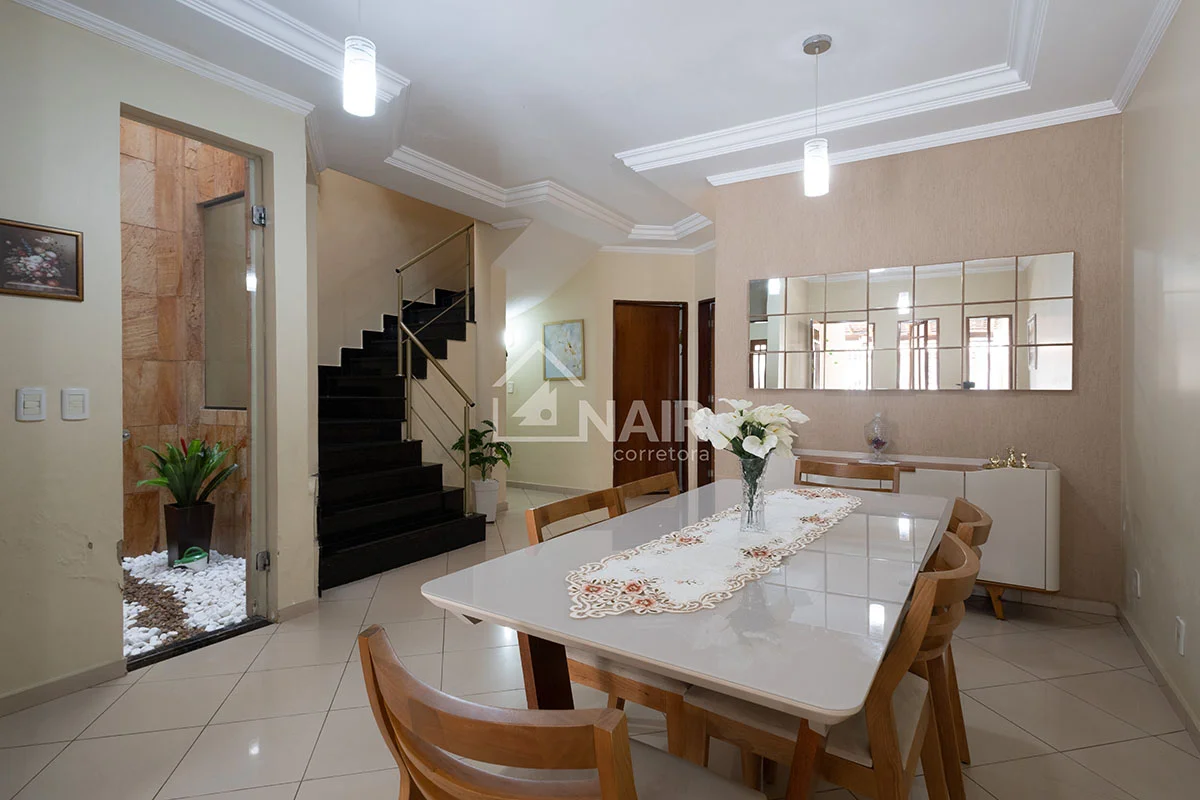 AV. Central - Sobrado amplo com 220m² - 5 quartos - 1 suíte Tem imóvel que impre...