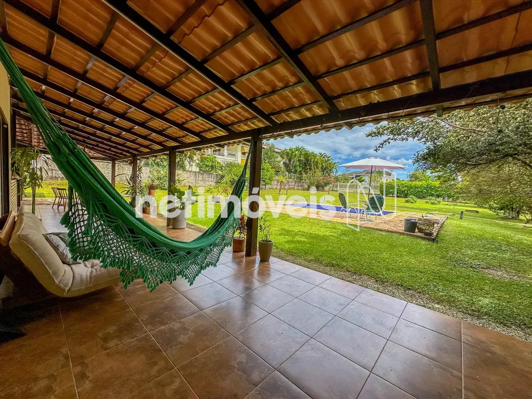 Vende-se casa na Quadra 08 do Park Way. Em excelente condomínio. O imóvel possui...