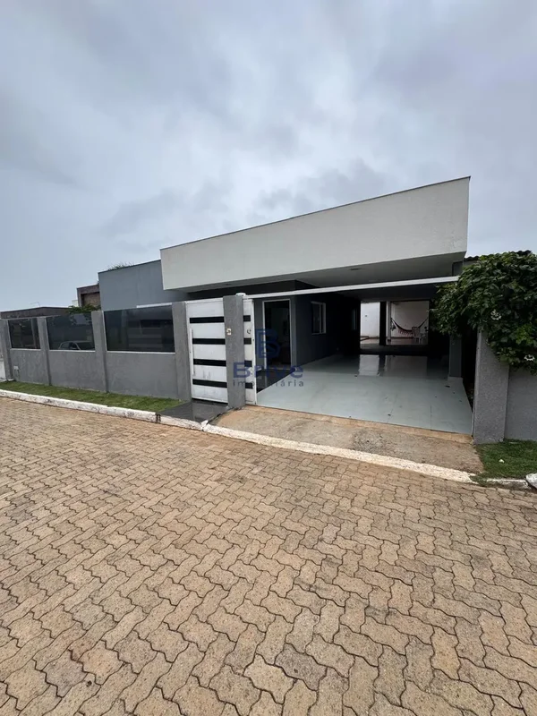 Casa na Ponte Alta Norte, na Alameda dos Ipês, em condomínio fechado, com ambien...