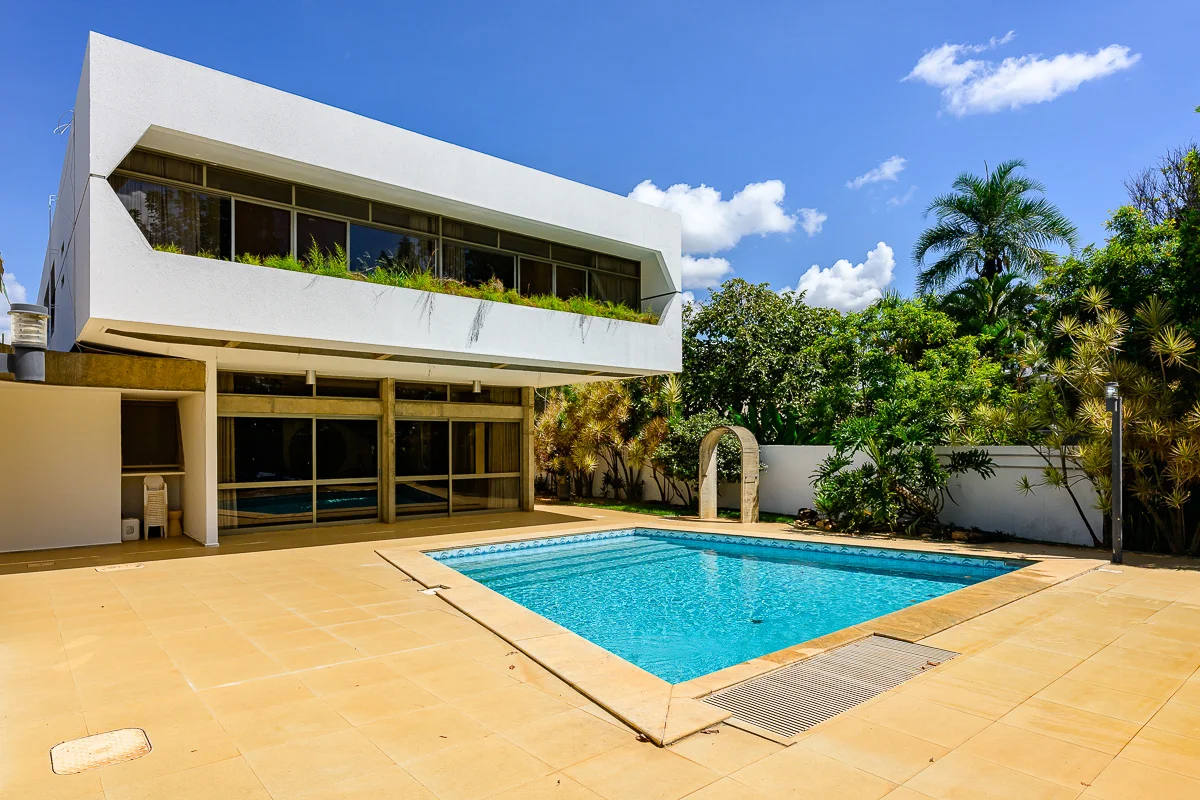 Uma casa de Milton Ramos. O resto é endereço.Casa com 5 suítes para locação na S...
