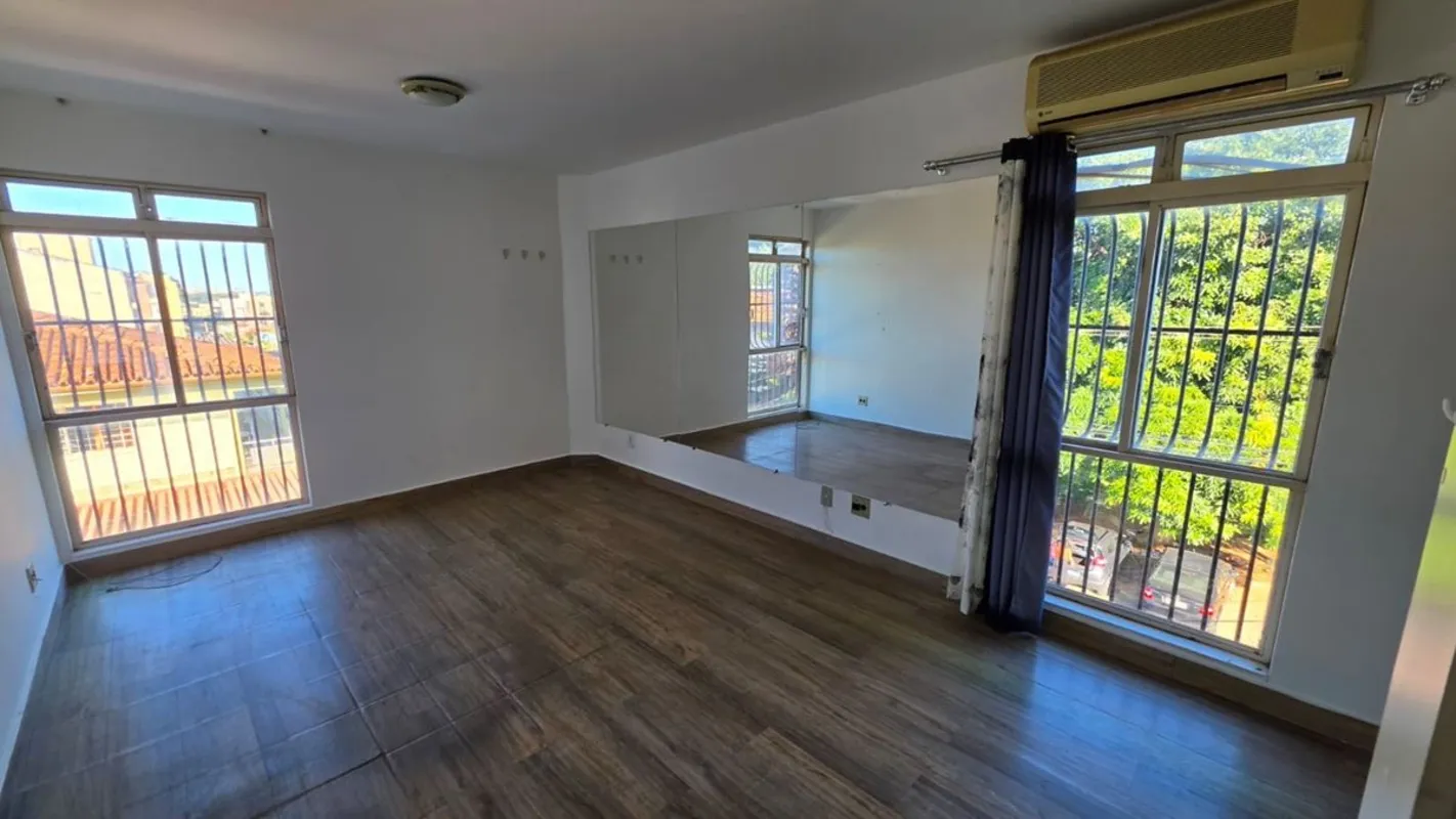 Sala Comercial de Canto - Excelente LocalizaçãoSala com piso em cerâmica, banhei...