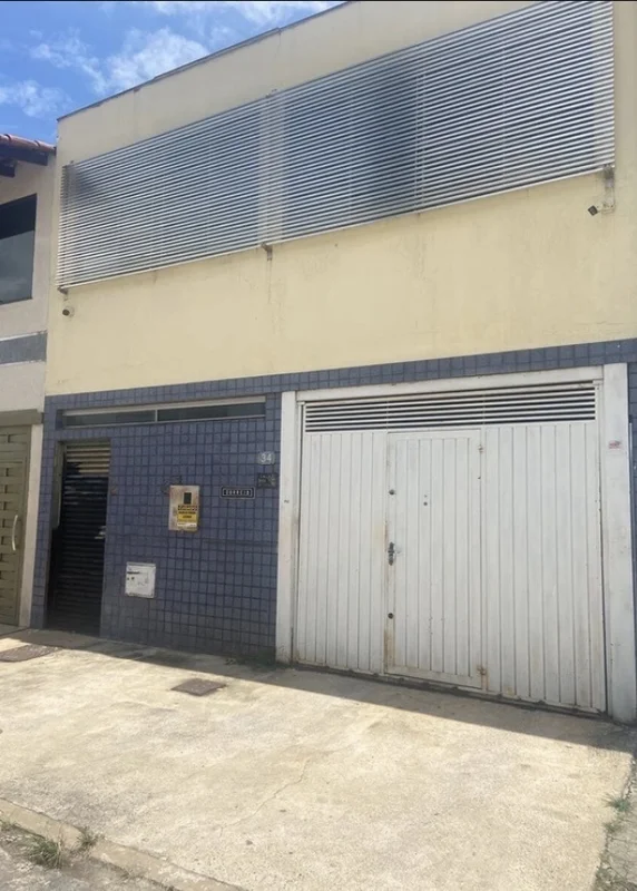 Casa com 5 quartos, sendo 3 suítes, com uma suíte no piso térreo e duas suítes n...