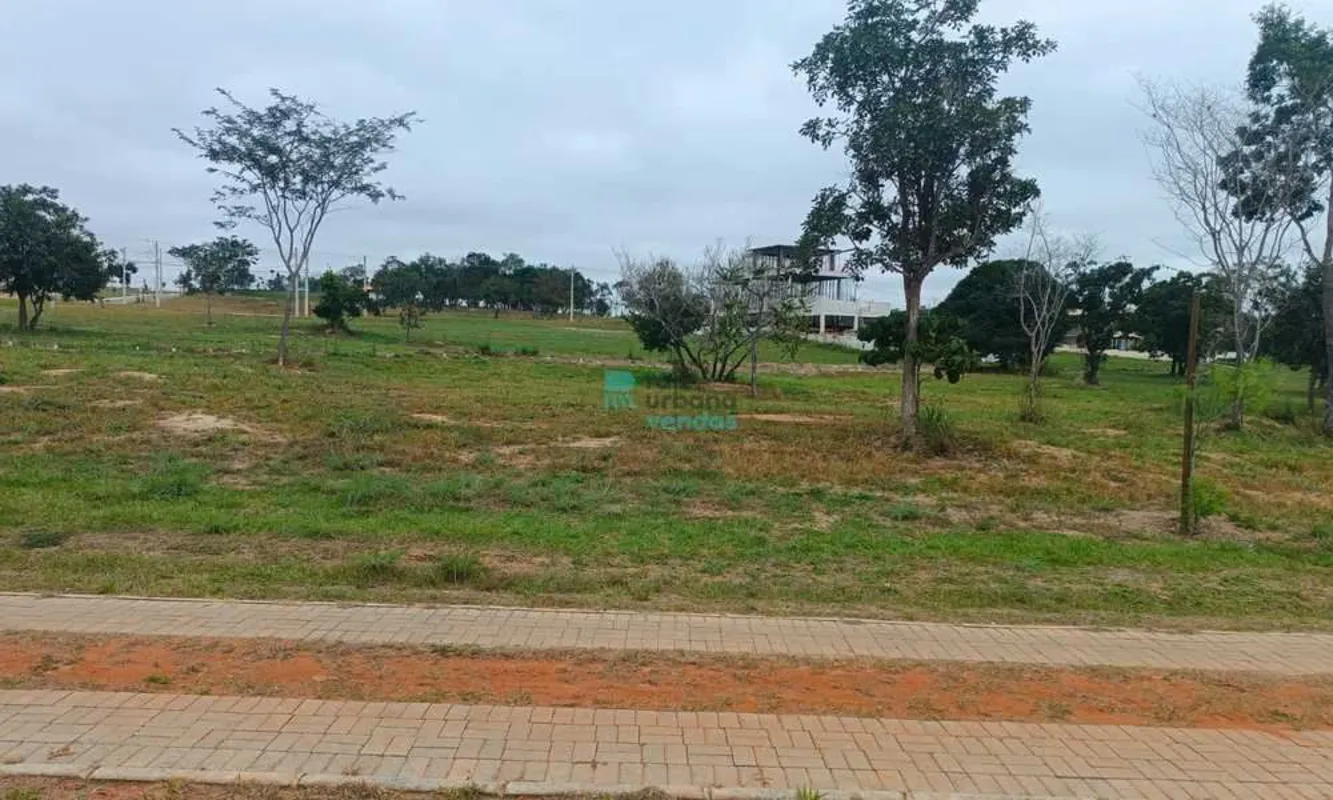 Terrenos à venda em condomínio fechado com acesso ao Lago Corumbá IV, localizado...