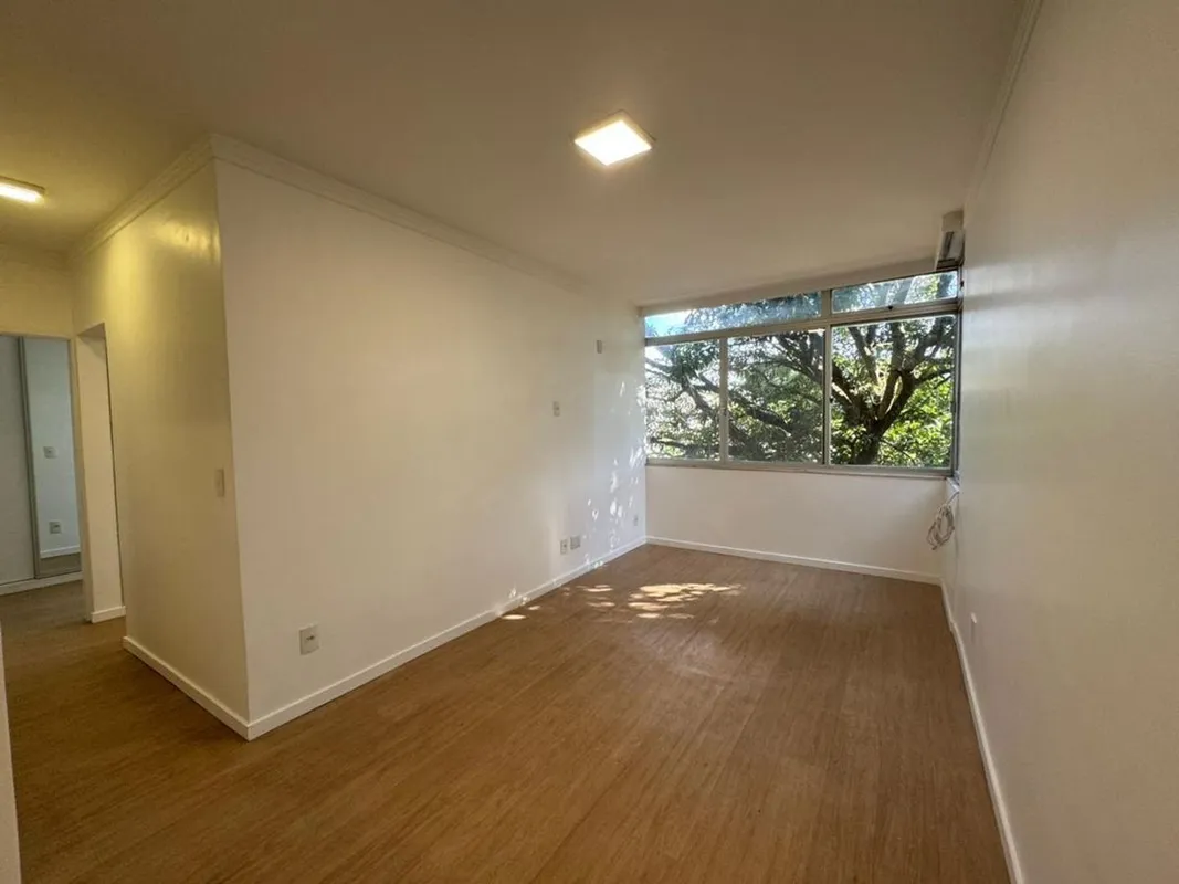 VENDO APARTAMENTO DE 2 QUARTOS (1 TRANSFORMADO EM CLOSET), COM ELEVADOR.Trata-se...