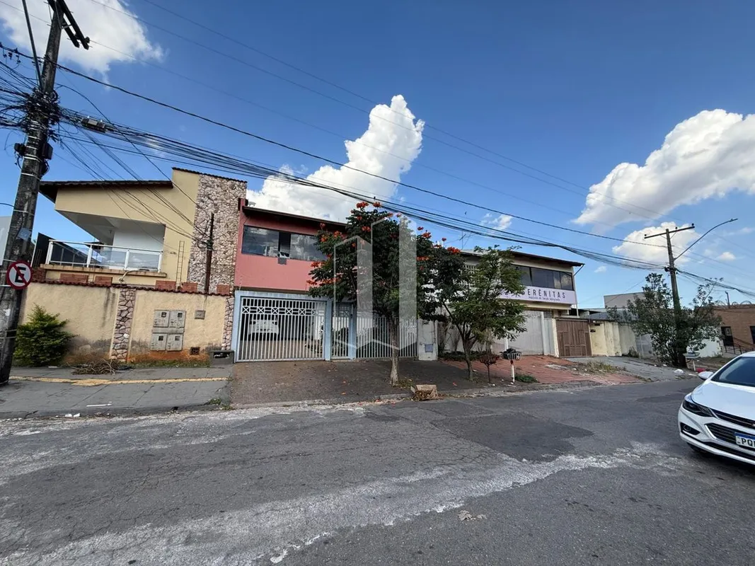 Sobrado de 220m² de construção em frente a Clinica PROMED e Praca  Localização p...