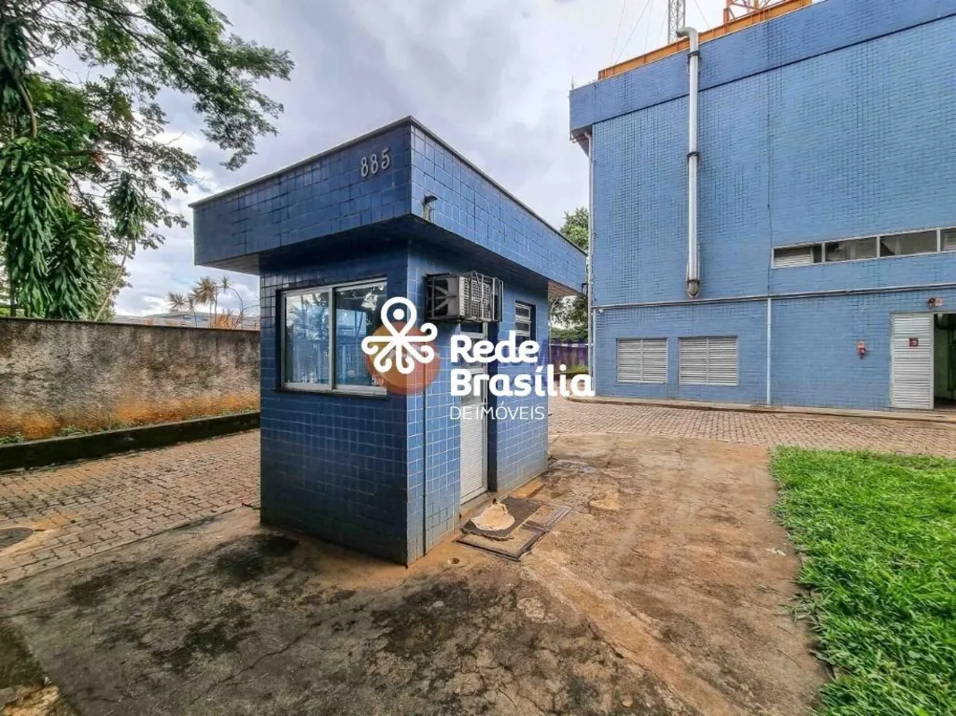 O imóvel é formado por prédio em 3 pavimentos e galpão com área construída total...