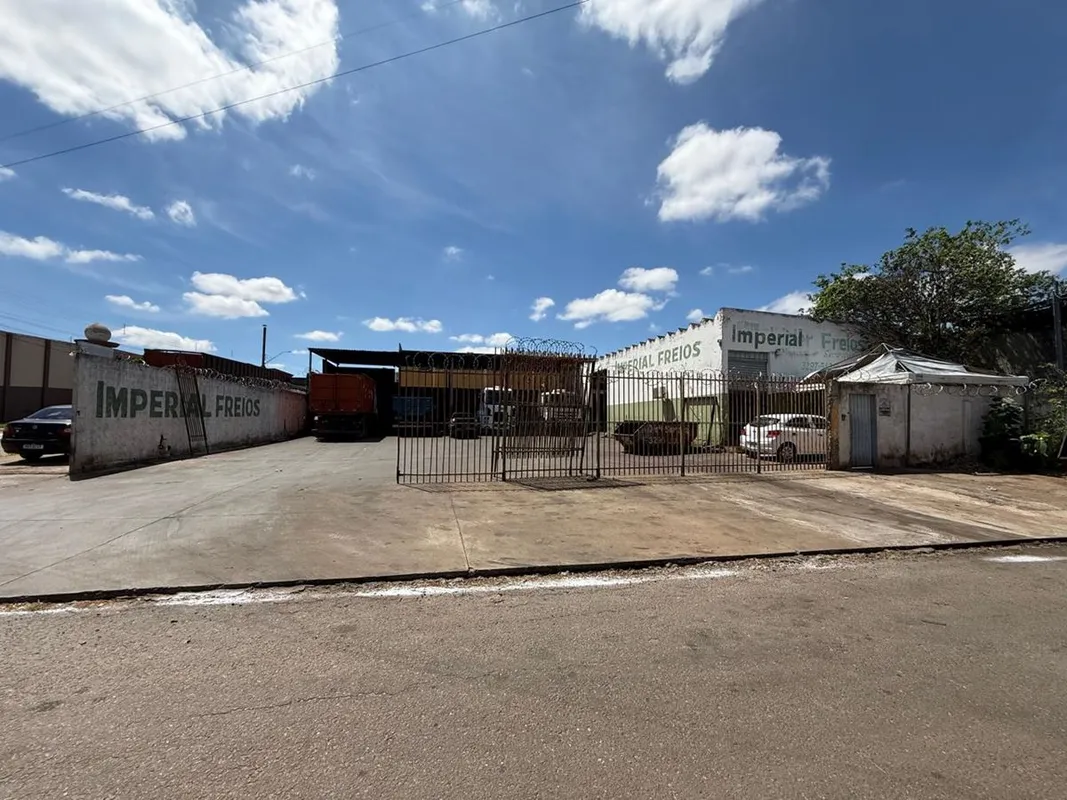 Galpão contendo 223 m² de construção e terreno de 887 m², próximo a Av. Castelo ...