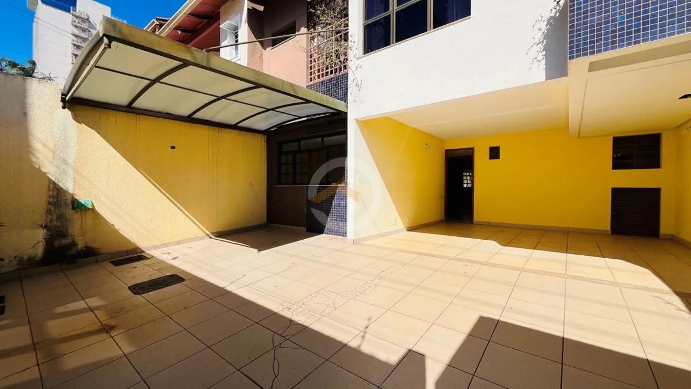 Sobrado disponível para venda - Setor Nova Suíça: 4 Quartos sendo 2 suítes, sobr...
