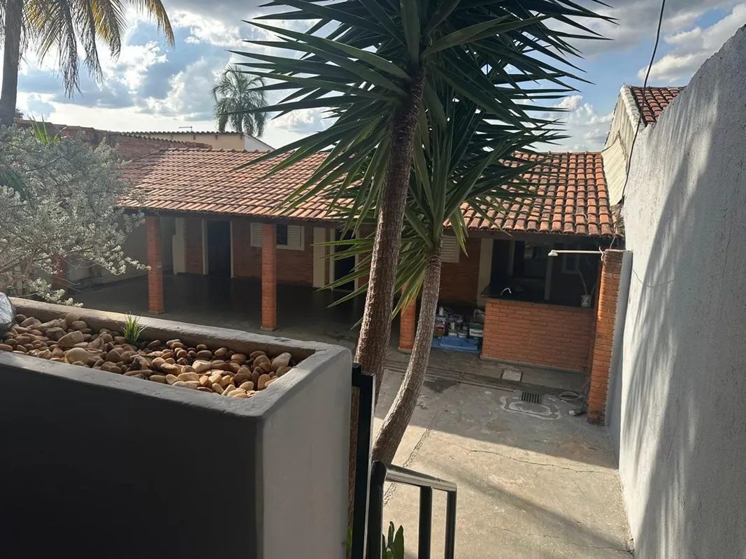 CASA RESIDENCIAL ÁGUA BRANCAValor R$ 990.000Localização privilegiada, a 2 km do ...