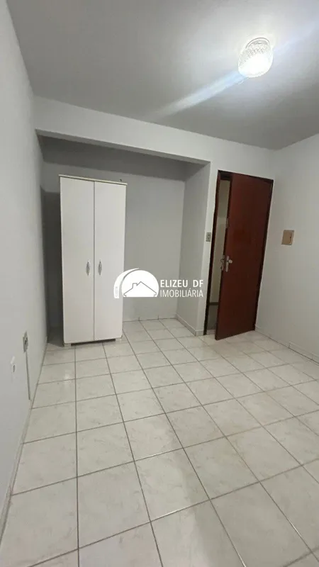Elizeu DF Imobiliária aluga kit na QE 40, Área Especial 6A, Guará II, composto p...