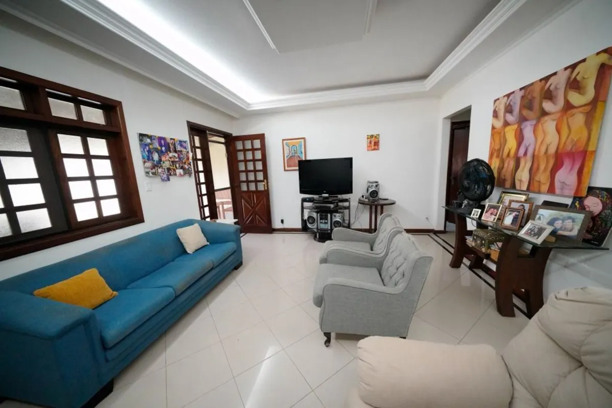 Localizada na SHCGN 706 meio de quadra, esta casa com 170m² de área privativa re...