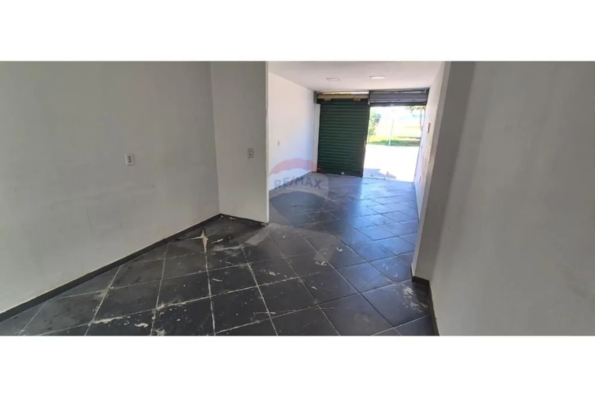 Loja comercial localizada, rodeada de comércios e ótimo ponto comercial para seu...
