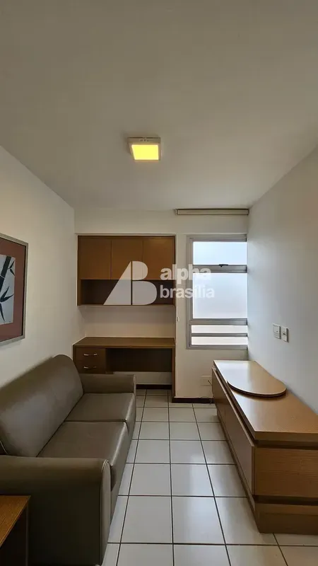 Kitnet Mobiliada 25m²Sala com sofá e rack para computadorQuarto com cama de casa...