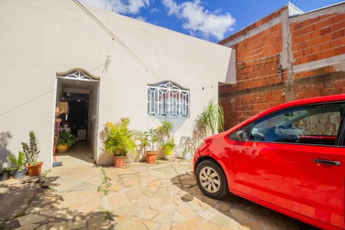 Casa com 04 quartos e casa de fundos Detalhes do Imóvel:Casa da frenteÁrea: 160 ...
