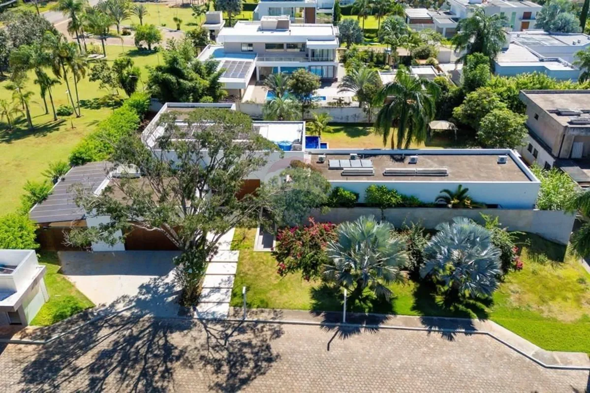 Casa térrea contemporânea, sólida e funcional, implantada em terreno de mais de ...