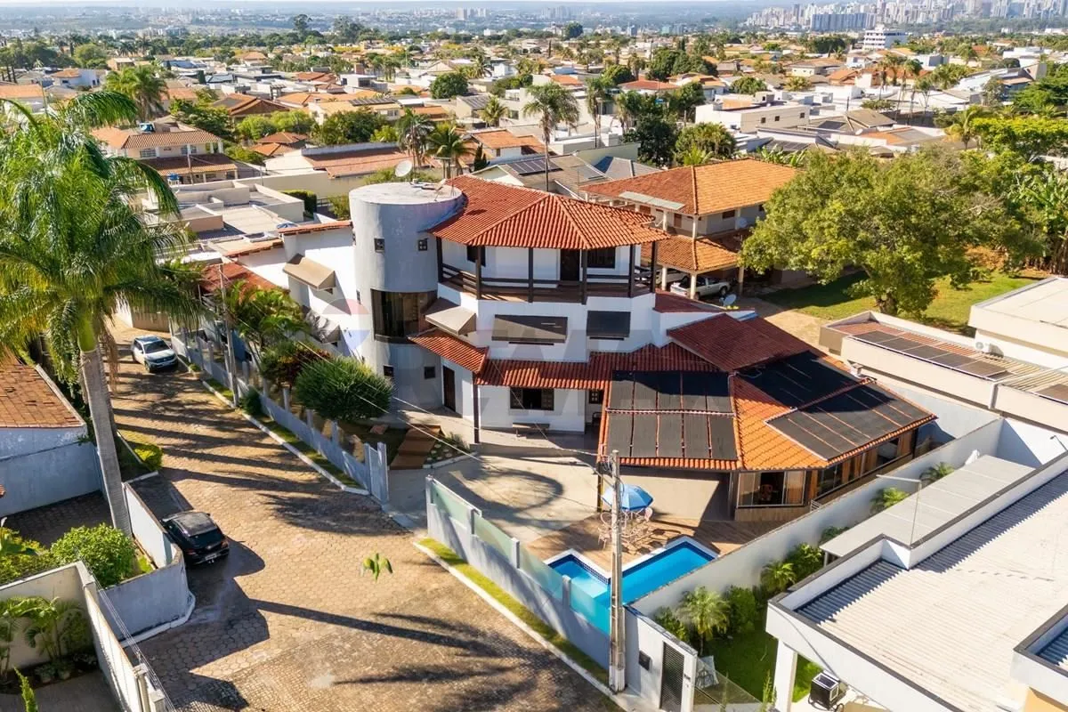 Mansão exclusiva com arquitetura imponente, vista panorâmica e lazer completoEst...