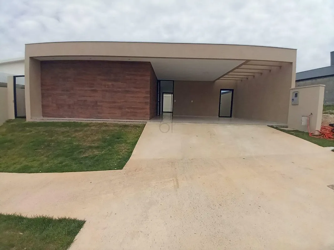 Apresentamos uma belíssima casa térrea, moderna e funcional, localizada no prest...