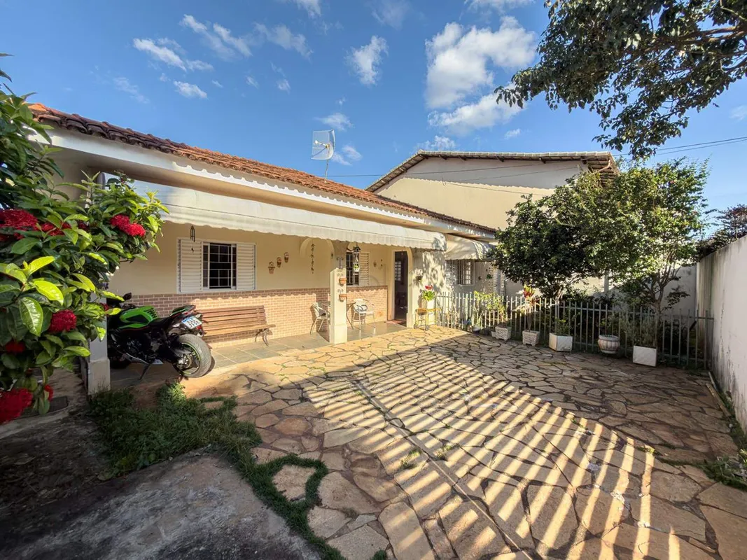 Localizada no exclusivo Condomínio Mirante das Paineiras, no Jardim Botânico, es...