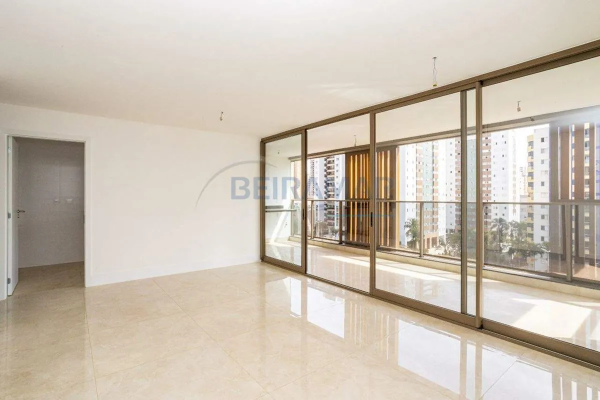 Apartamento amplo com 139 m², localizado em posição privilegiada de frente para ...