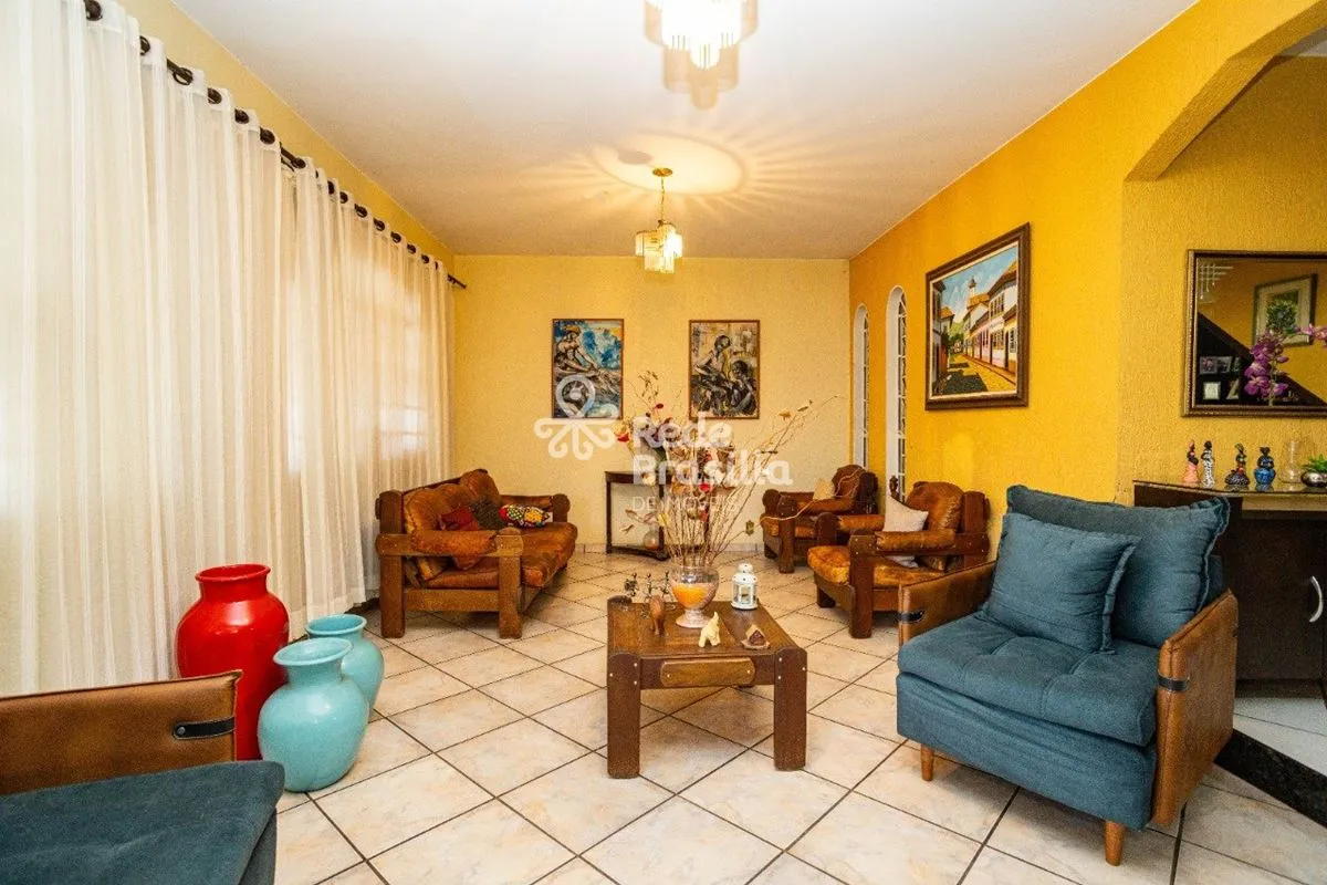 QE 09 - Casa ampla e aconchegante com 4 quartos - 2 suítes - com varanda - aceit...