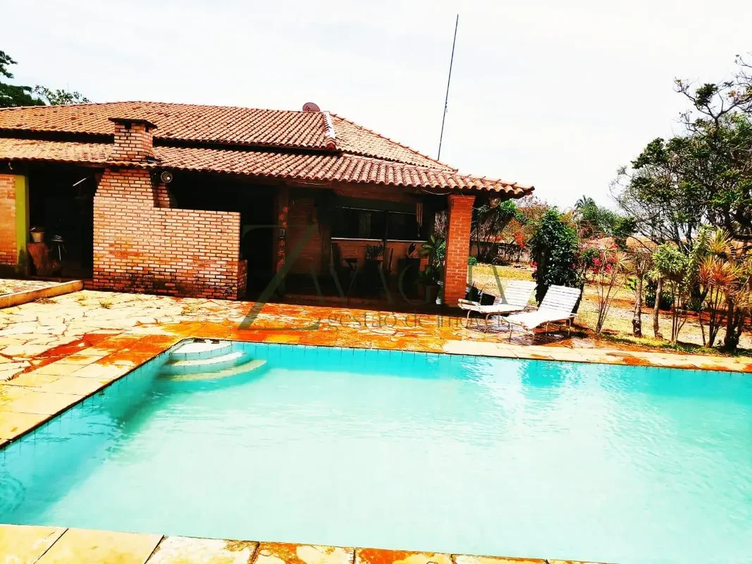 Descubra um refúgio de tranquilidade na Rua 3, Núcleo Rural Lago Oeste, Sobradin...