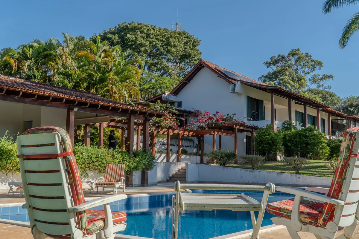 RESIDÊNCIA UNIFAMILIAR com 740 m² + casa do caseiro com 100 m² em CHÁCARA INTEIR...