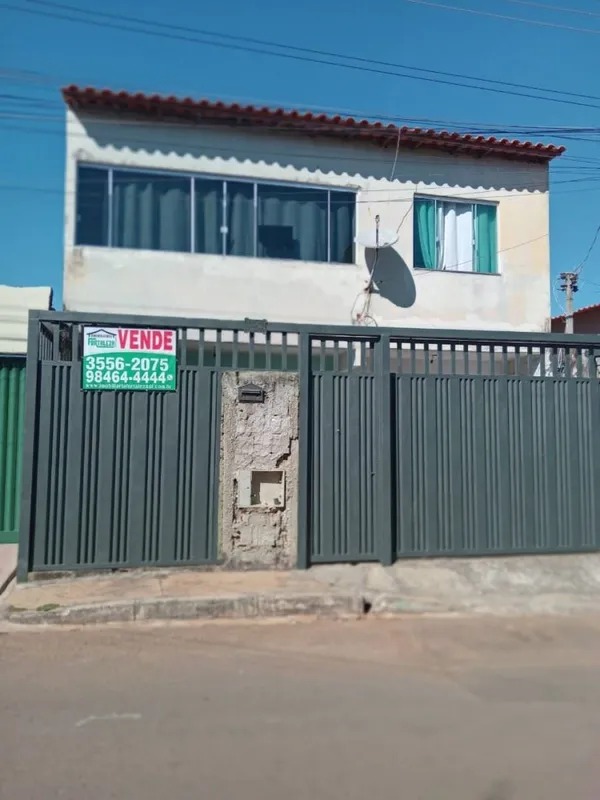 Sobrado com casa de fundos 100% laje em Santa Maria Sul/DF.Composto por:SOBRADO:...