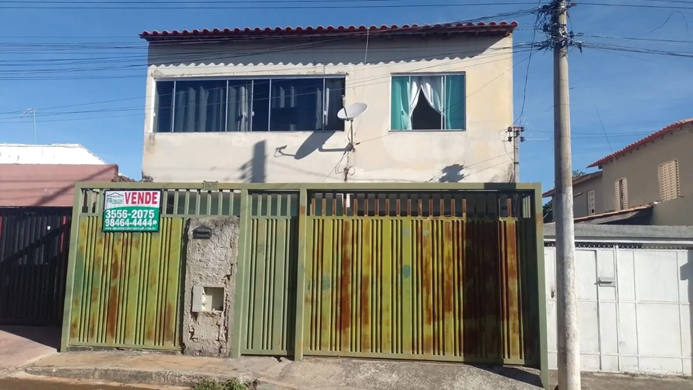 Sobrado com casa de fundos 100% laje em Santa Maria Sul/DF.Composto por:SOBRADO:...