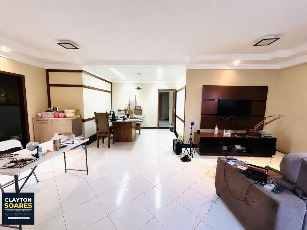 Imagine morar em uma residência espaçosa, localizada no privilegiado Condomínio ...