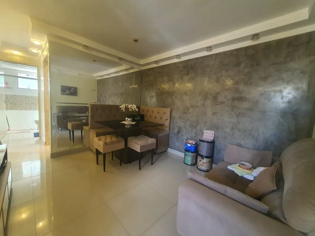 Descubra um apartamento super decorado em condomínio fechado, para aluguel na QC...
