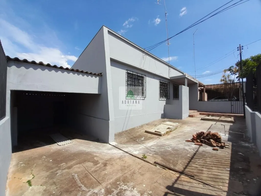 3 quartos, sendo 1 suíte, sala, banheiro social, cozinha, área de serviços, Quin...