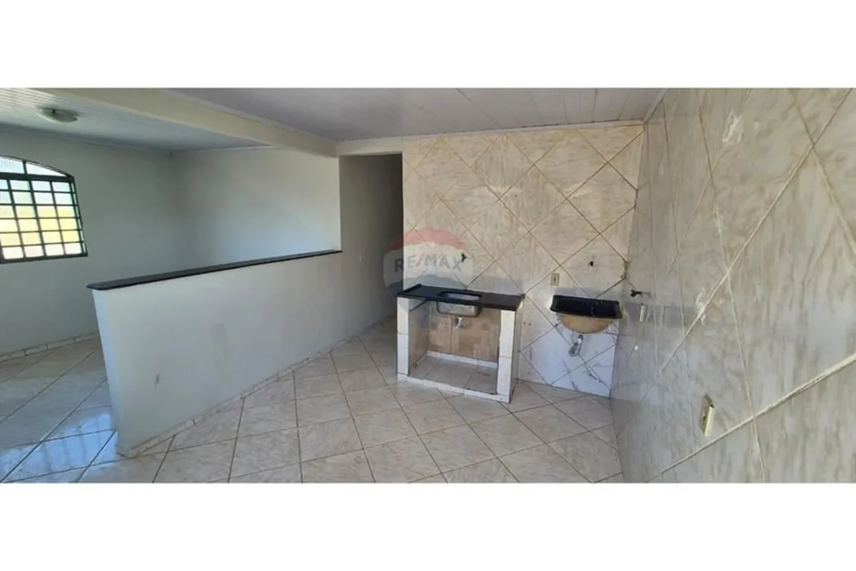 Localizado na QNM 38 na M norte, um apartamento em frente a pista principal da M...