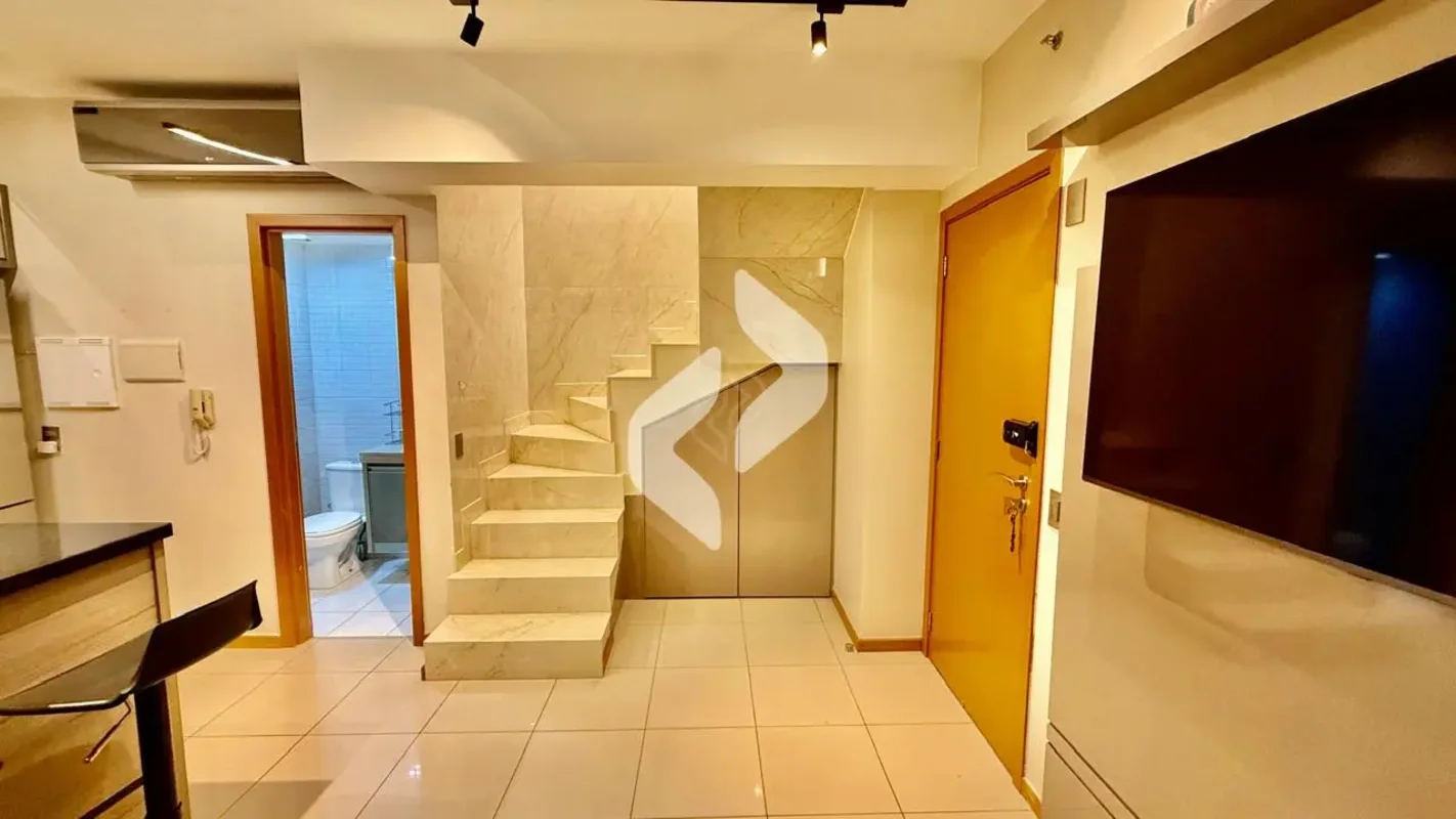 Loft duplex que foge do óbvio 55m² muito bem aproveitados, com um layout moderno...