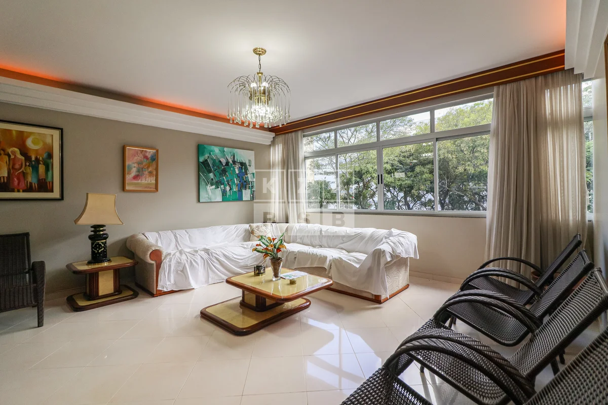Apartamento vazado, com vista livre e janelas amplas. Esquadrias já trocadas por...