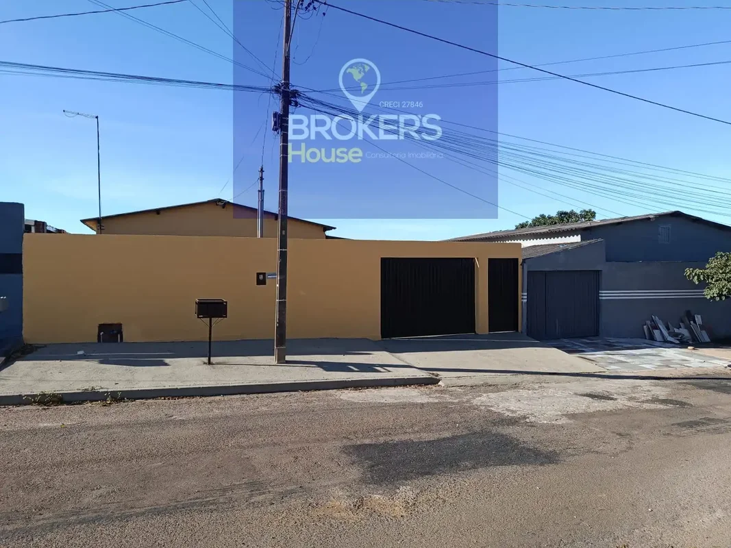 Ótima casa, com garagem coberta para um carro, entrada para vários carros, dois ...