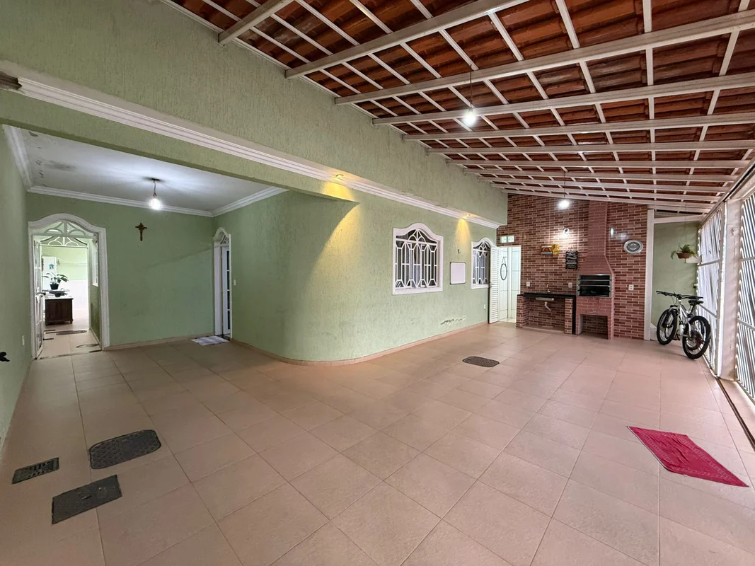 Descubra a confortabilidade e praticidade de morar em uma linda casa localizada ...