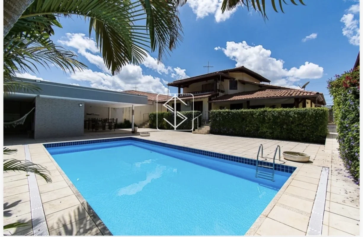 Salerno Imob apresenta:Casa à venda na QI 21, em localização estratégica e cerca...