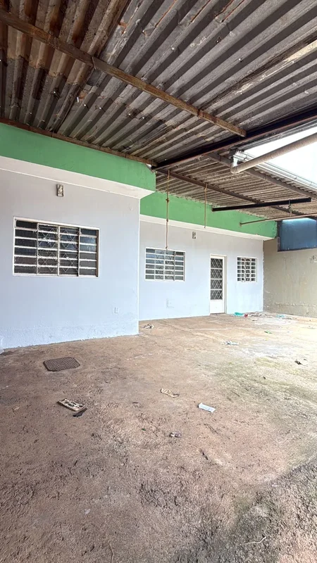 JDM IMOBILIÁRIA VENDE:Casa na QD 401 do Recanto das Emas - Toda na laje;- 03 qua...