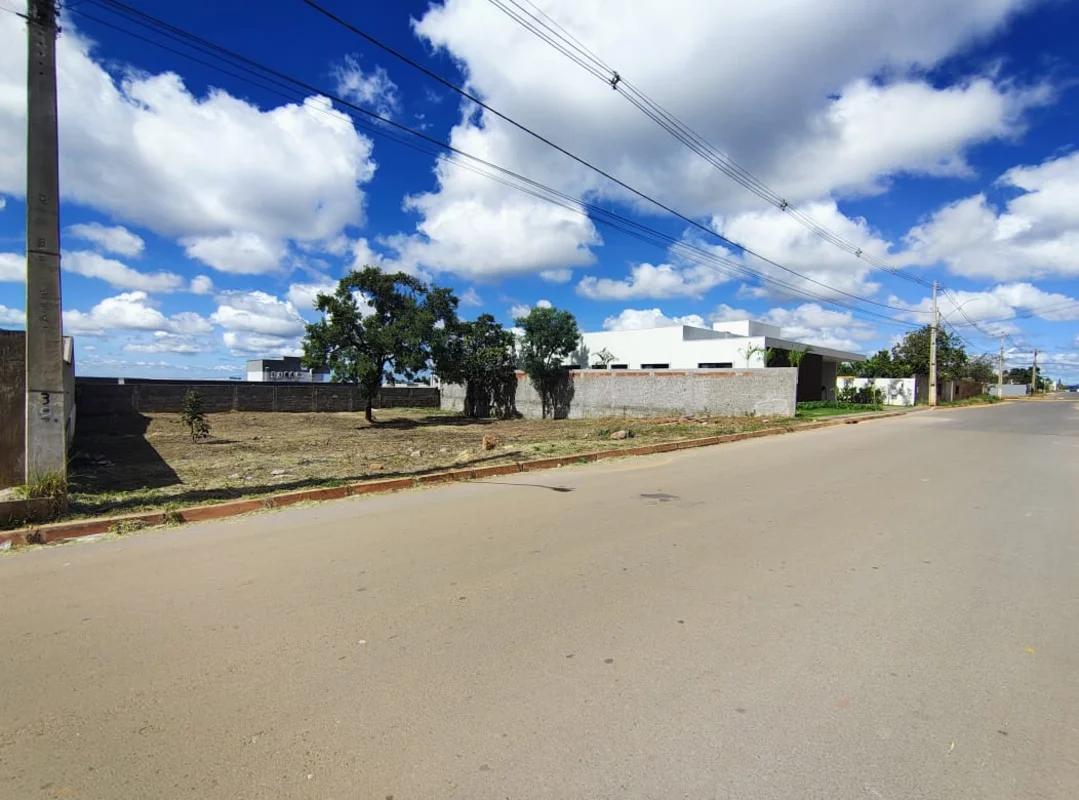 Julisce Alencar Assessoria Imobiliária vende...Lote localizado no Condomínio Est...