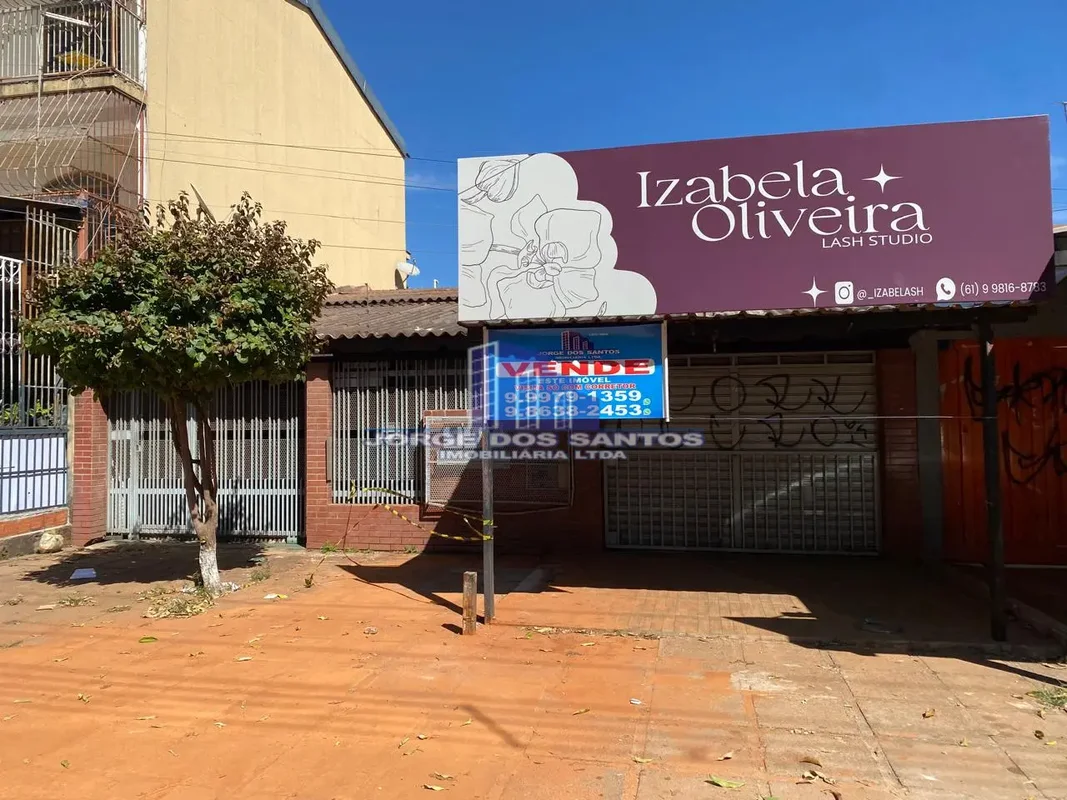 Casa totalmente na laje, com excelente estrutura A casa principal conta com:- 03...
