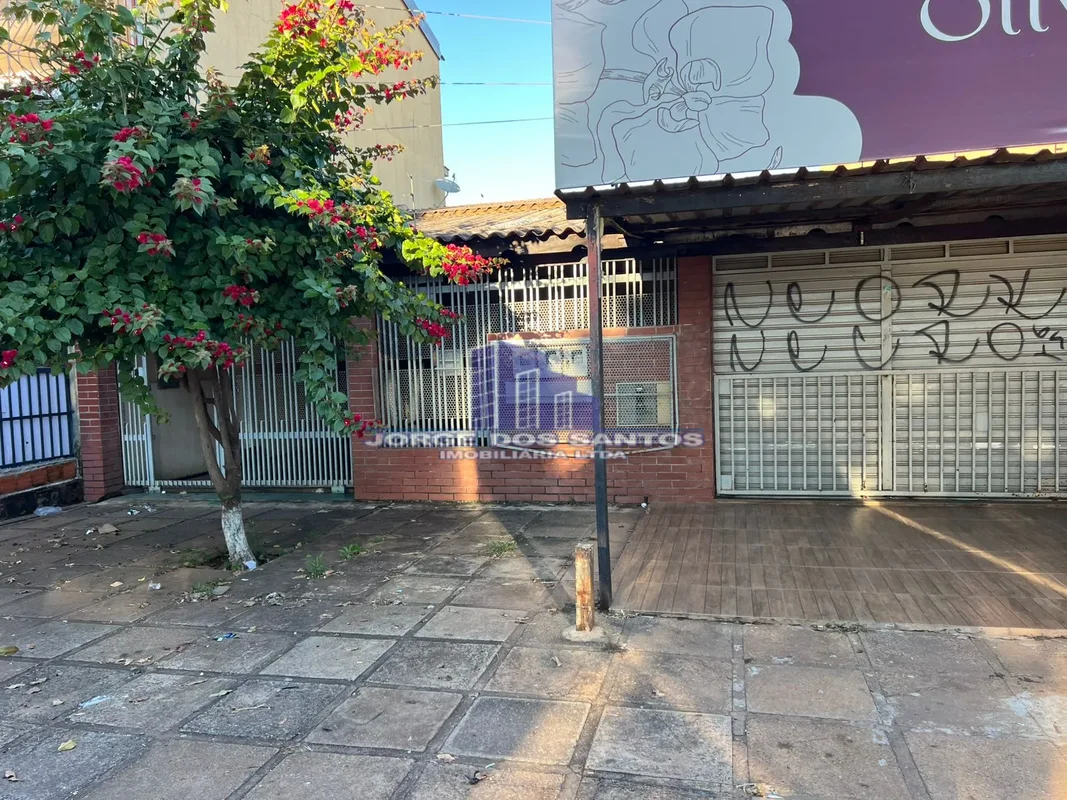 Casa totalmente na laje, com excelente estrutura A casa principal conta com:- 03...