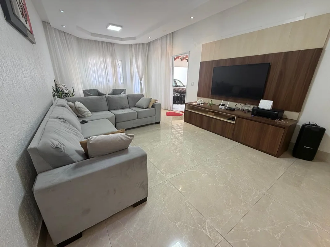 VICENTE PIRES IMOVÉIS – VENDE Casa com 4 quartos, sendo 2 suítes Rua 12/10, Exce...