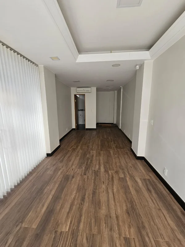 Loja de esquina na CLN 208 Bloco A, ASA Norte, Brasília, DF – visibilidade estra...