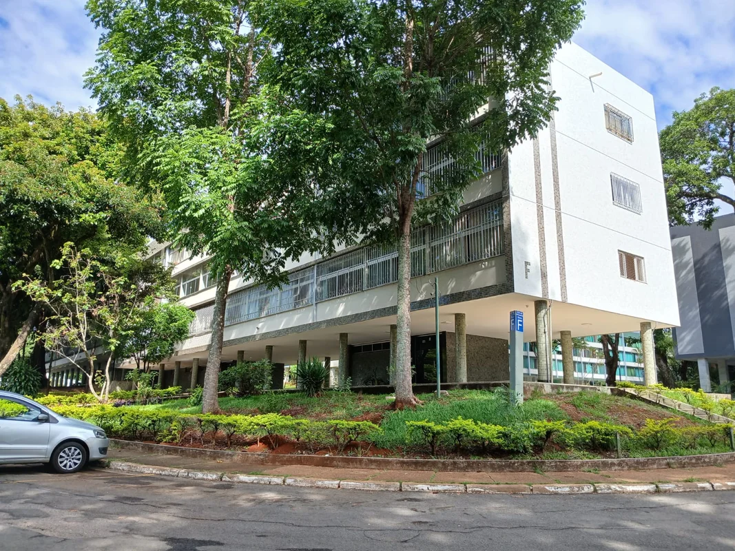 Apartamento Vazado, 2º andar, excelente localização, com 3 Quartos com armários,...