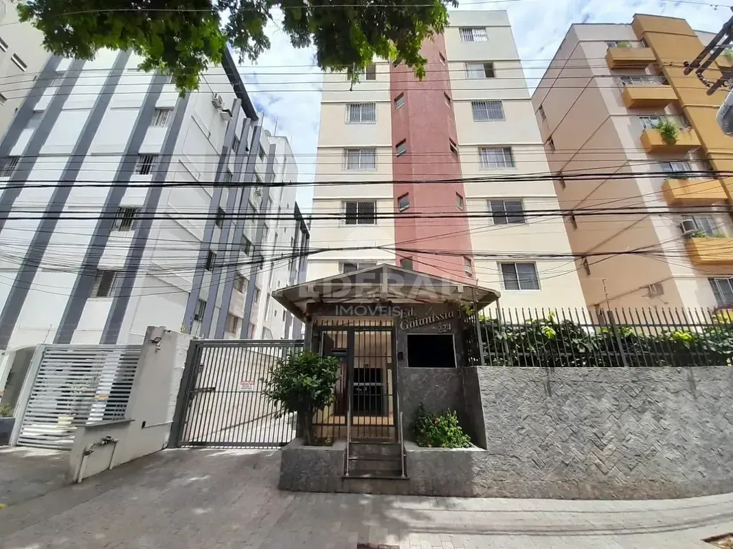 Apartamento com três quartos com armários, sendo uma suite, sala para três ambie...