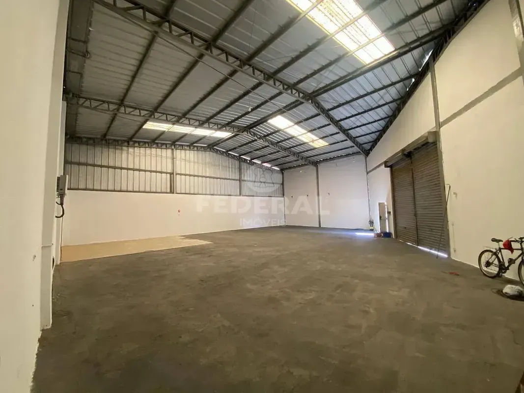Galpão com 295m², pé direito alto, três banheiros e copa. 05/05/26
