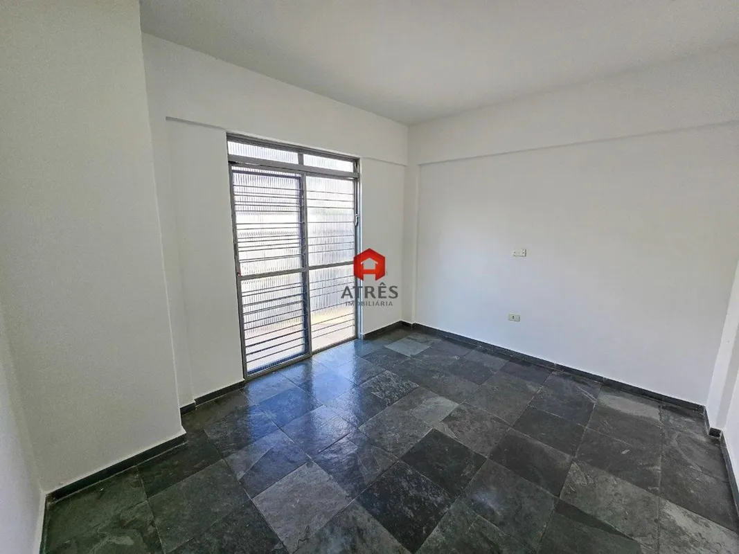 Localizada no Setor Jardim América com aproximadamente 27m² composta de copa com...