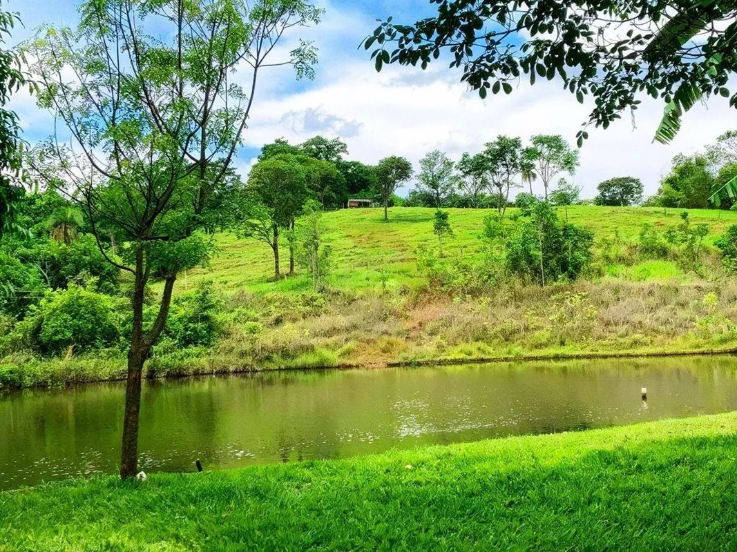 Localização estratégica, com fácil acesso pela GO-147 (Bela Vista de Goiás)Uma e...